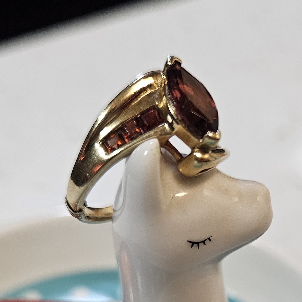 10k Gold and Garnet Ring Sz 5.5 - Picture 4 of 9
